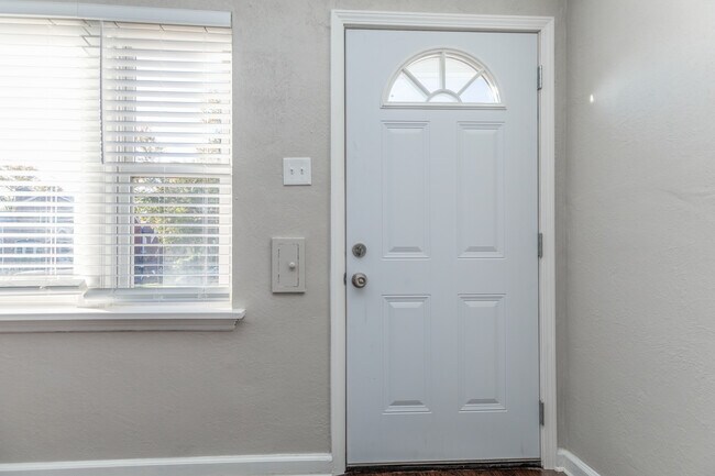 Foto del edificio - 6061 Potomac St