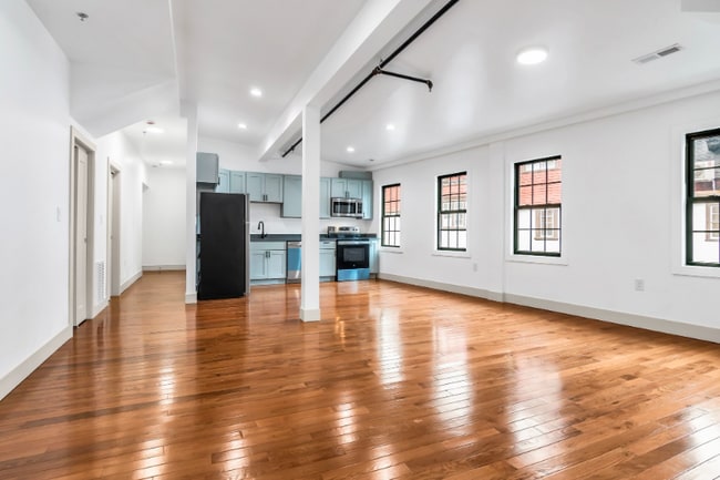 Building Photo - 2 Charles St