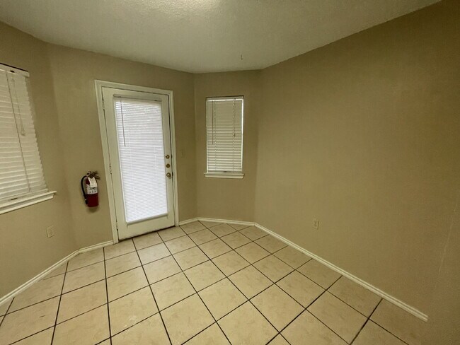 Foto del edificio - Downstairs Quad Located West of Frankford Near WallMart & W. Loop 289!