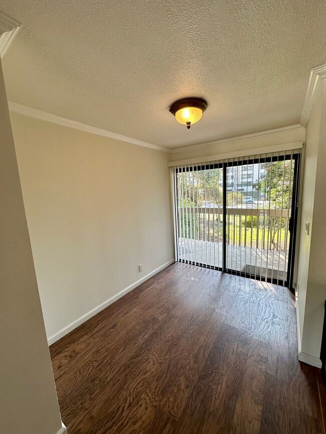 Foto del edificio - $2,800 - 2 Bed / 2 Bath Condo Near Fashion...