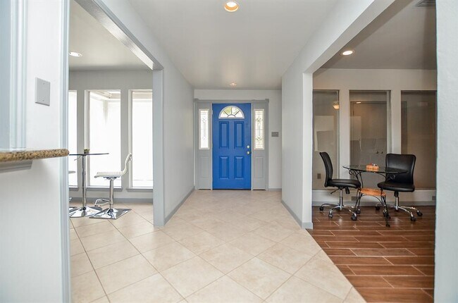 Foto del edificio - 1702 Cherry Bend Dr