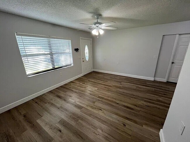 Building Photo - 6562 Redwood Oaks Dr