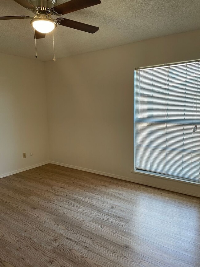 Foto del edificio - 2 Bed / 2 Bath Duplex with Garage & Private Yard – Great Location!