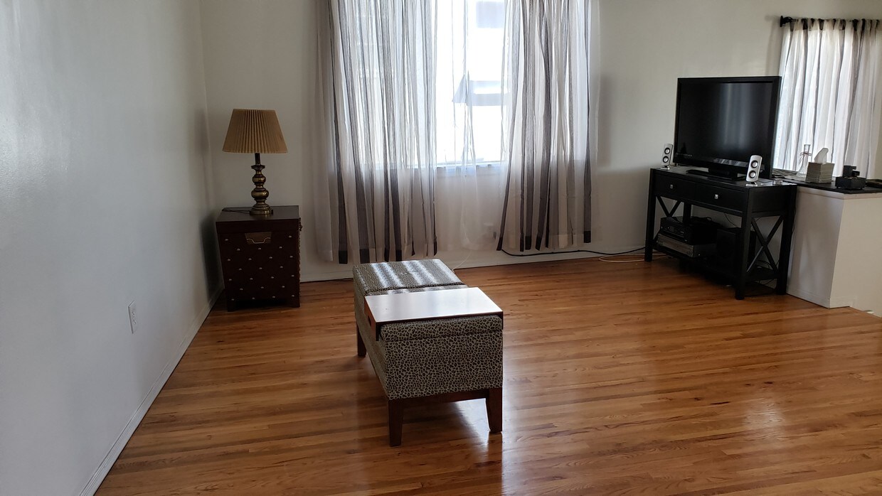 Foto principal - 1641 S Beverly Glen Blvd