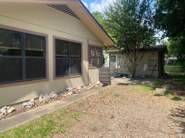 Building Photo - Remodeled 1 story with open floor plan