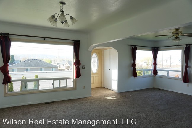 Foto del edificio - 4 br, 1.5 bath House - 8003 W. Tieton Drive