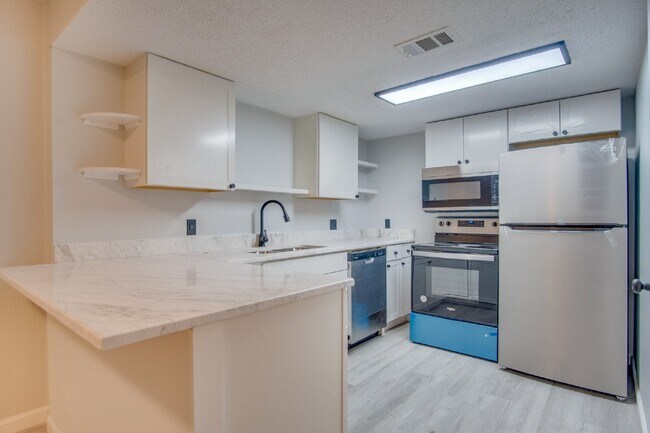 Building Photo - Fully updated 4 bed 2.5 bath Townhome in N...