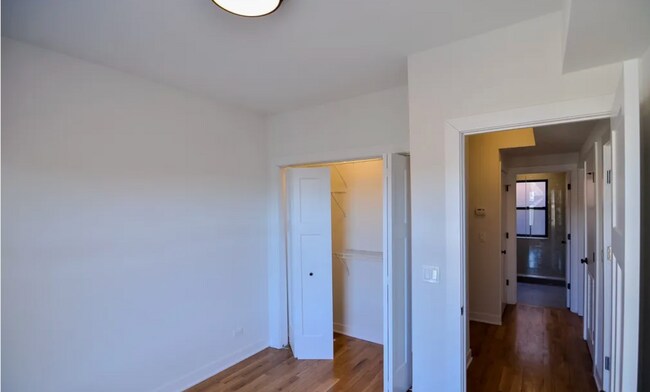 Foto del edificio - 2209 W Eastwood Ave