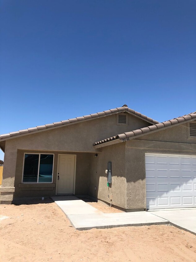 Foto principal - 3 Bedroom Home in Desert Oasis