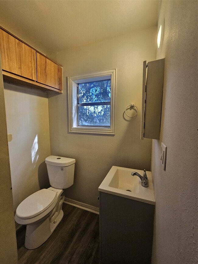 Building Photo - 1410 Lake Rd