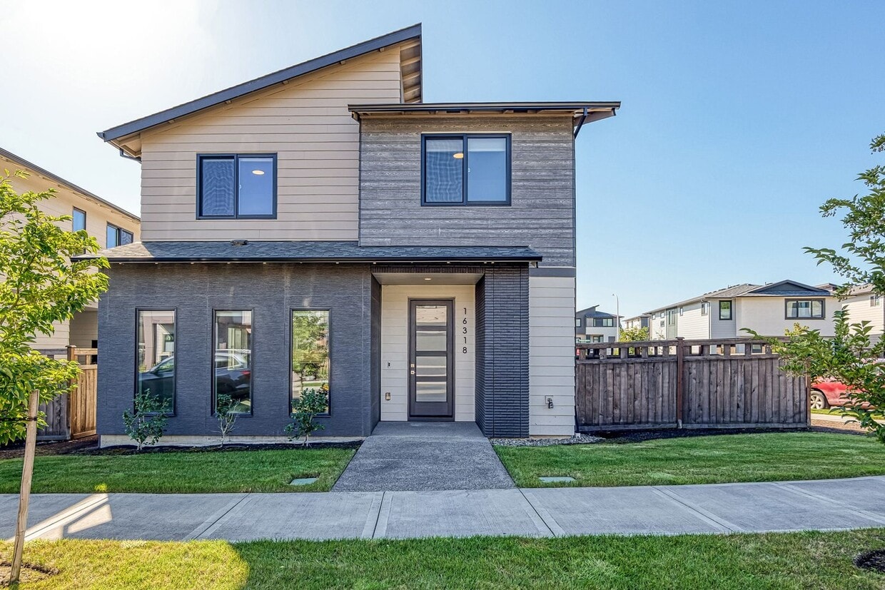 Primary Photo - Newer Construction 4 Bedroom Home at Pleas...