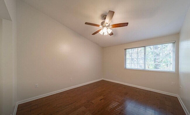 Foto del edificio - Knoxville 37920 - 2 bedroom with loft, 3 bath home in Cherokee Trail - Contact Adam Joachim 352-2...