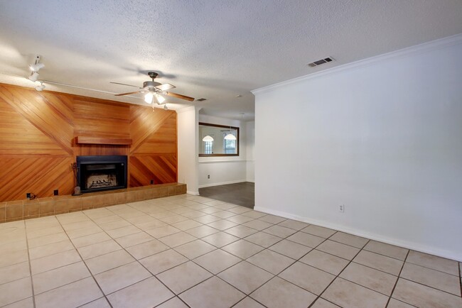 Building Photo - 1612 Broadmoor Dr