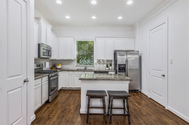 Foto del edificio - 8817 Lakeshore Bend Dr