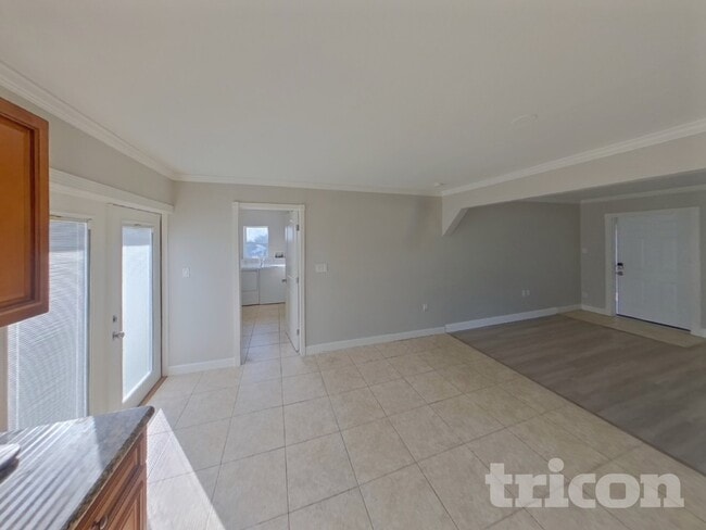 Building Photo - 2324 Bougainvillea St