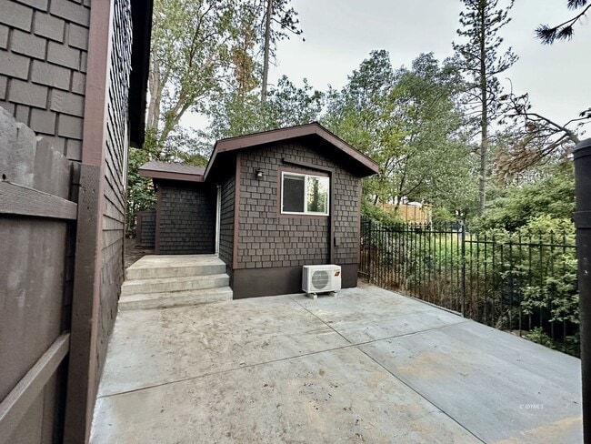 Building Photo - Open Bedroom Cabin in Town