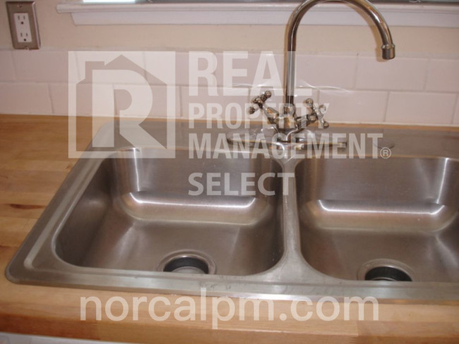 Building Photo - Charming 2 Bed 1.5 Bath In Sacramento