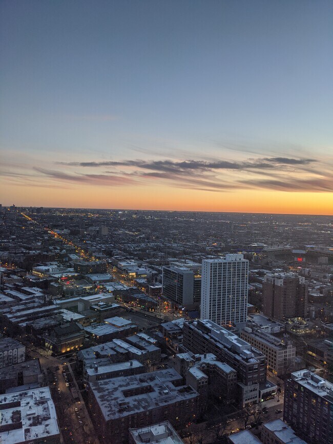 Foto del edificio - 655 W Irving Park Rd