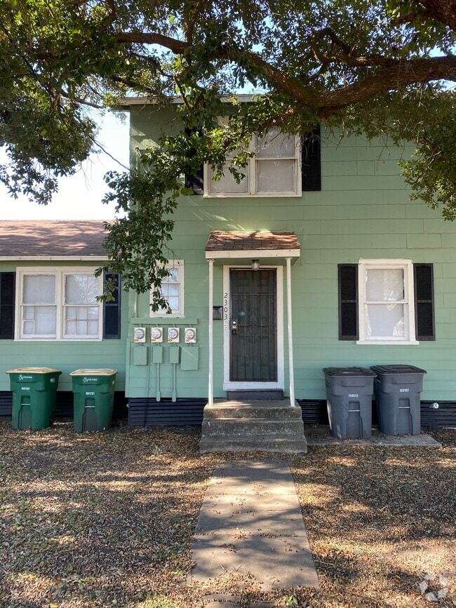 Building Photo - 2303 N Louis St