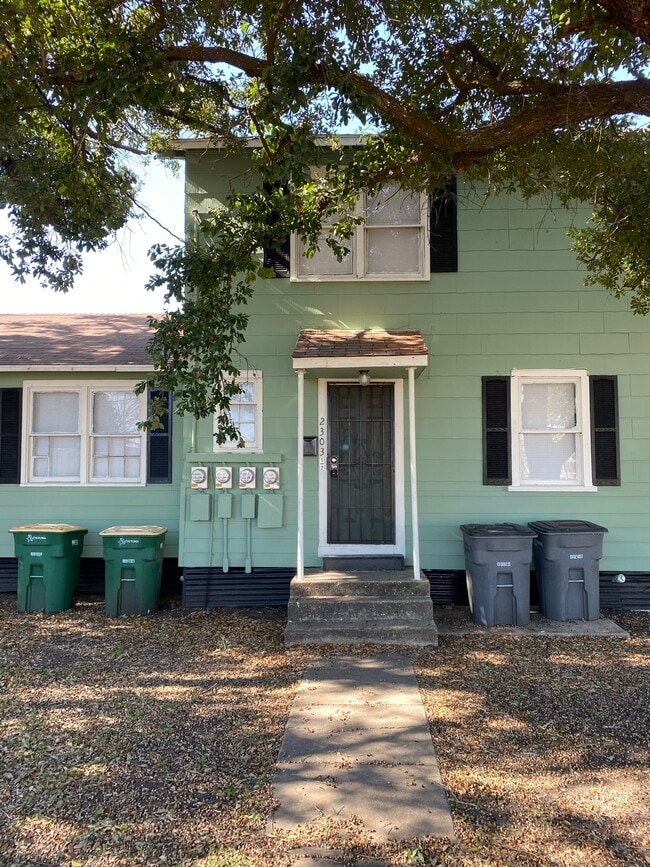 Building Photo - 2303 N Louis St