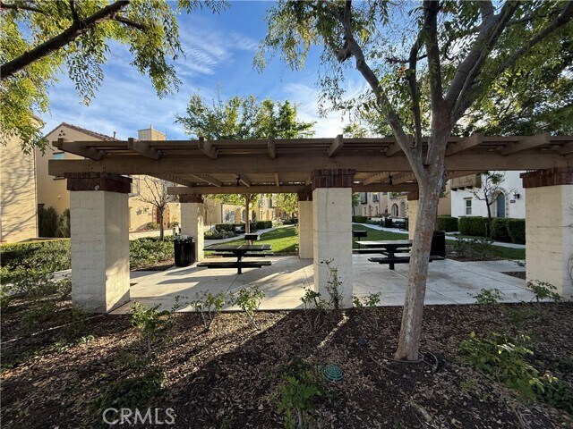 Foto del edificio - 444 Maravilla Ln