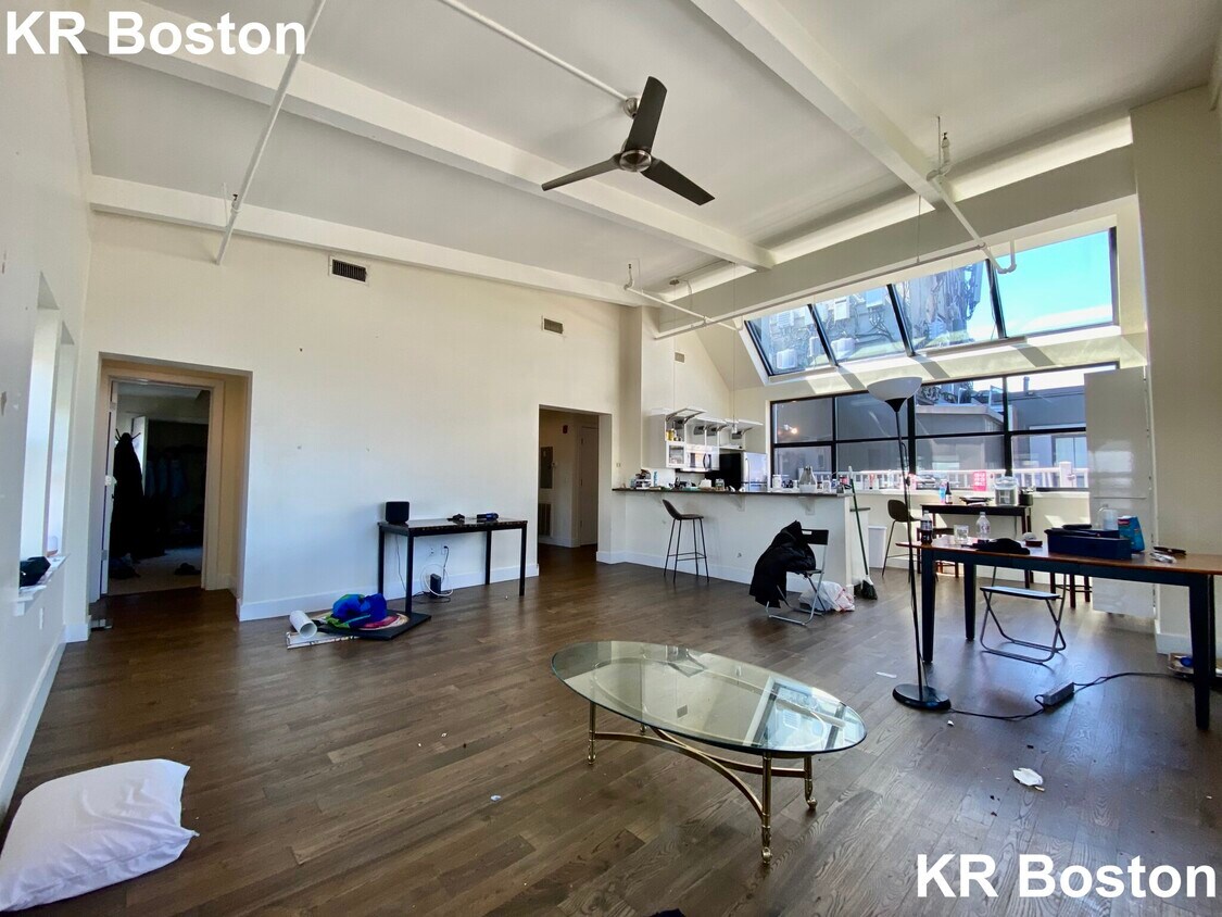 Primary Photo - 1105 Boylston St