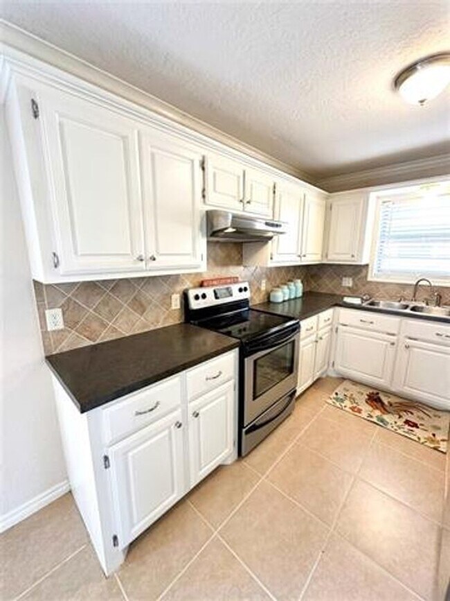 Foto del edificio - 4810 NW Hoover- COMING SOON!