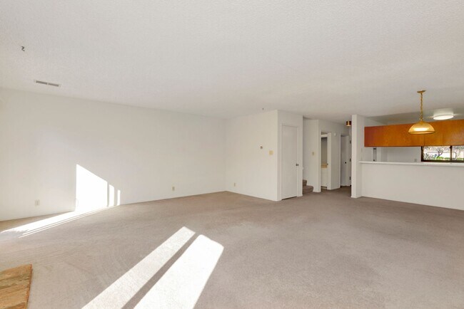 Building Photo - Move-in Special: 3343 Solomon Lane - Townh...