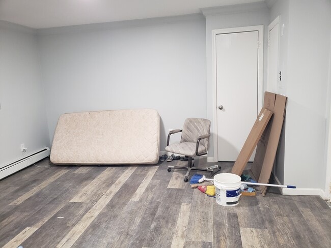 bedroom /living space - 1425 Saint George Ave