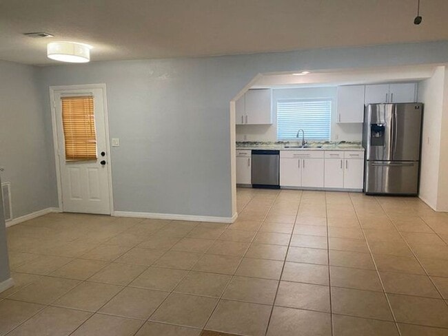 Building Photo - 4 Bedroom 2 Bath home in Orlando for RENT!