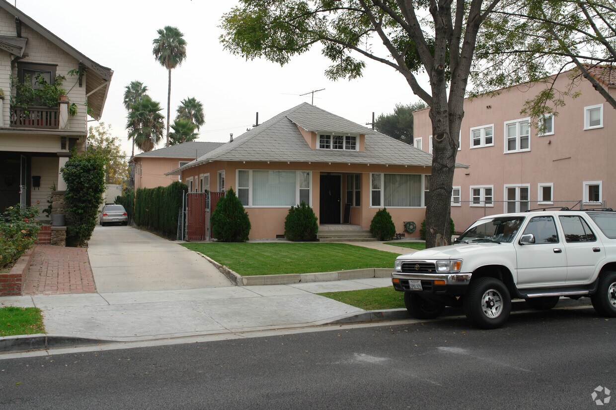 Building Photo - 208 E Maple St