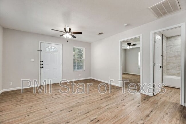 Building Photo - 4702 Collins Ave