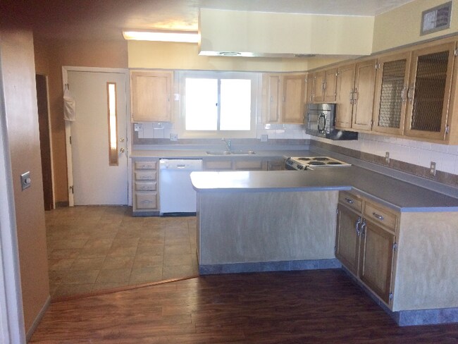 Kitchen pic 1 - 1016 7th Ave S