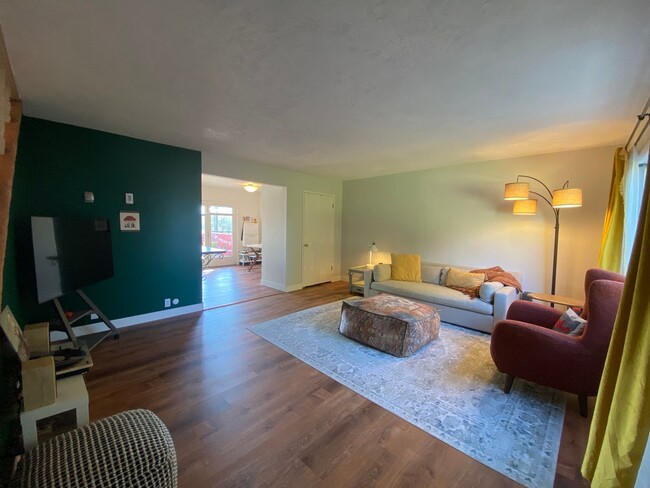 Building Photo - Three bed, one and a half bath townhouse i...