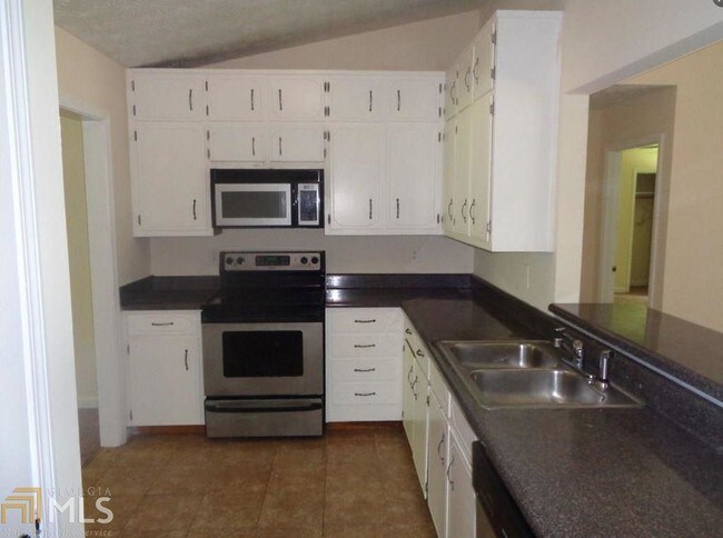 Building Photo - 2740 Pine Log Way