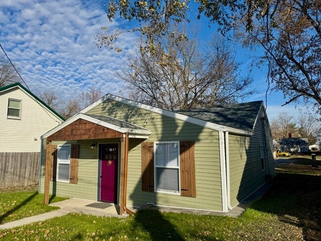 Building Photo - 218 S Oak St