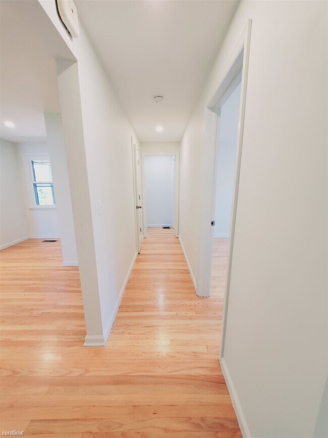Building Photo - 4 br, 2.5 bath Condo - 39 Keith St