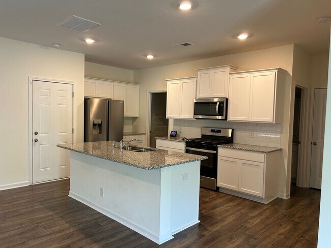 Building Photo - 5 Bedroom / 3 Bath Home Kingsport, TN
