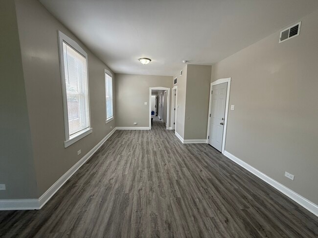 Building Photo - 5319 W Fullerton Ave