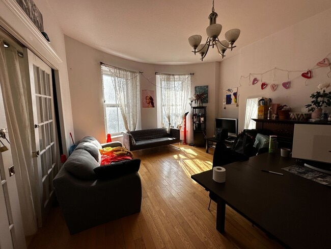 Photo du bâtiment - 3501 Rue University