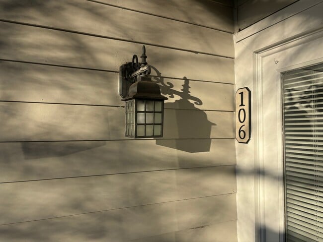 Building Photo - 1001 Brighthurst Dr