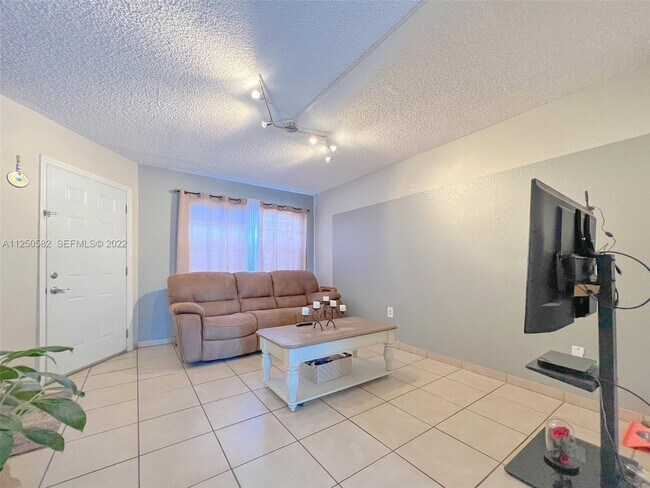 Foto del edificio - 3672 SW 59th Ave