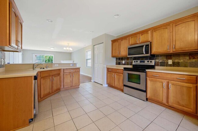 Foto del edificio - End Unit Townhome in Great Location!