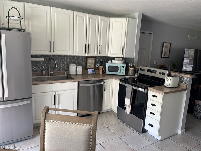 Building Photo - 9937 Delray Dr