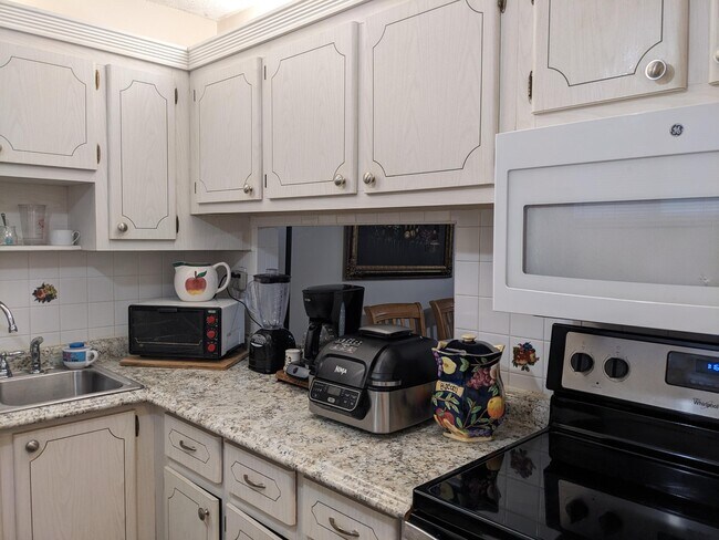 Building Photo - 2606 Garden Dr S