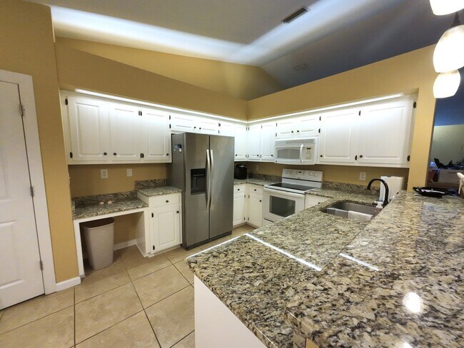 Foto del edificio - 7165 Ashmoor Dr N