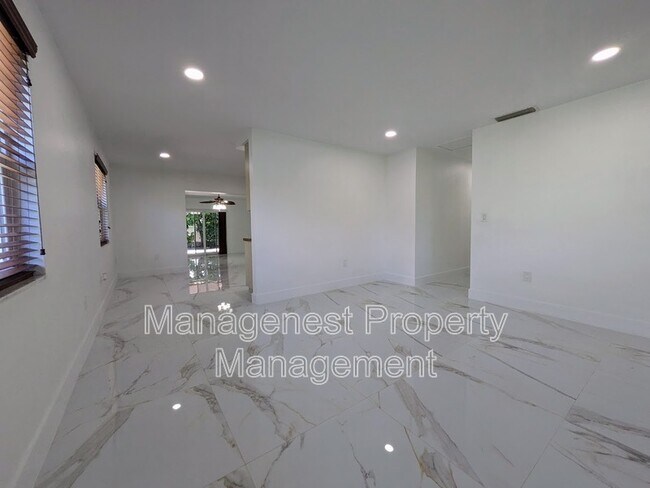 Foto del edificio - 3149 SW 24th Street
