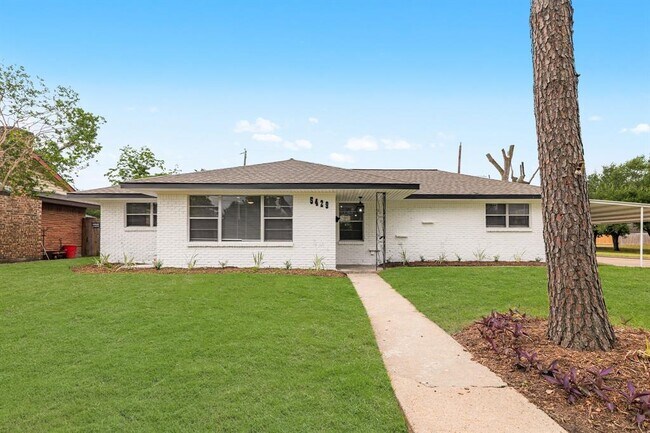 Building Photo - 5429 De Lange Ln