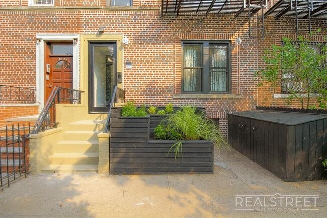 Building Photo - Stunning 1 Bed Near Prospect Park