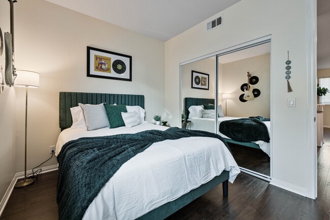 Foto del edificio - 7221 Cedar Rd